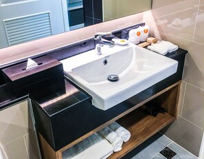 Habitación familiar | Baño | Regadera, regadera tipo lluvia, secadora de cabello, batas