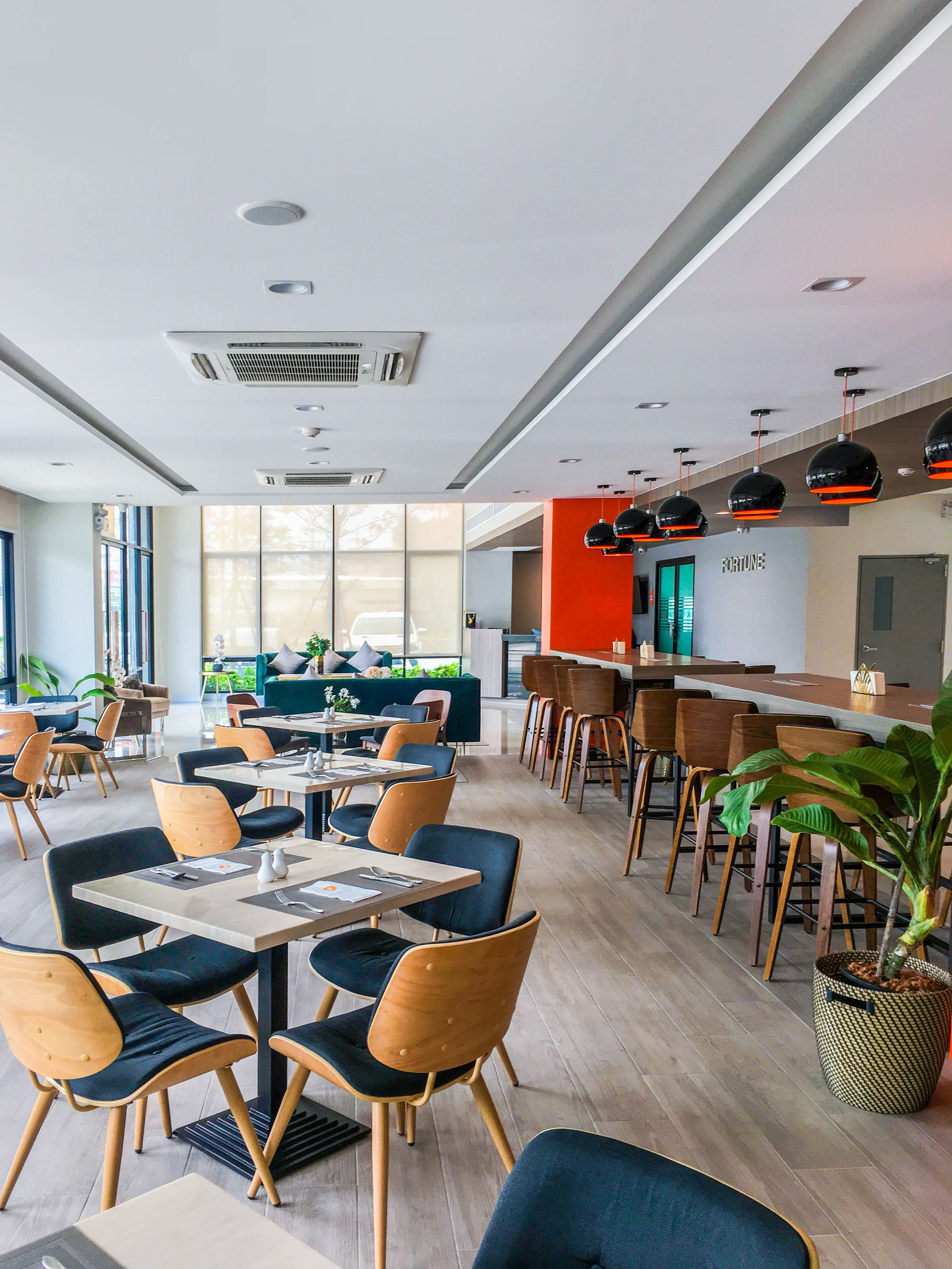 Phục vụ bữa sáng, bữa trưa, bữa tối, món địa phương và quốc tế 