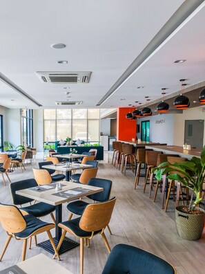 Déjeuner et dîner servis sur place, cuisine locale et internationale