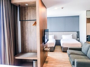 Chambre familiale | Coffre-fort, bureau, rideaux d’obscurcissement, accès au Wi-Fi (inclus)