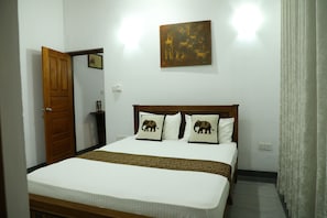 Standard Double Room, 1 Double Bed | Free WiFi - Yoho Wellington Holiday Home (Kandy)