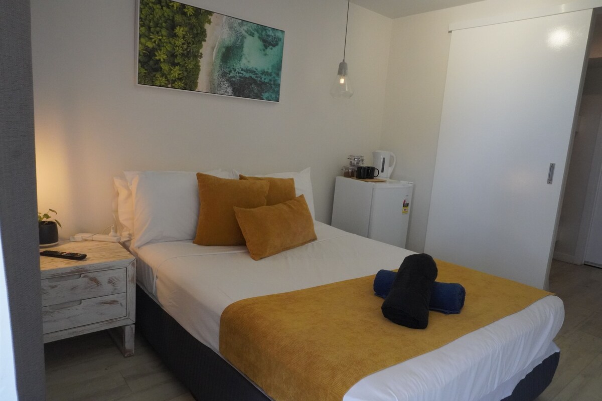 Basic Triple Room, Partial Ocean View | Memory foam beds, blackout drapes, soundproofing, WiFi (free)