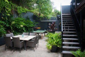 Outdoor dining - Yeppoon Beachhouse - Hostel (Yeppoon)