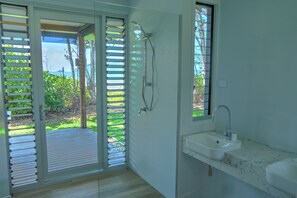 Deluxe-studiosuite - 1 kingsize-seng - strandudsigt | Badeværelse | Bruser, brusehoved med spredningseffekt, håndklæder, Sæbe