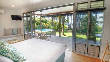 Deluxe Studio Suite, 1 King Bed, Beach View