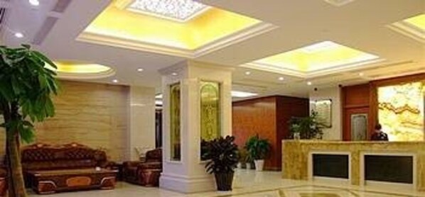 A lobby with a reception desk, seating area, and a large plant. - Lin'an Jingang Hotel Business Branch (Hangzhou)