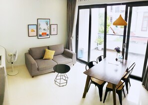 Apartamento Deluxe, 2 habitaciones, balcón | Minibar, escritorio, sistema de insonorización y camas supletorias
