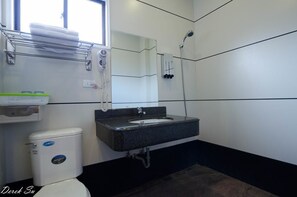 Ducha, artículos de tocador gratuitos, secador de pelo, pantuflas