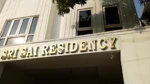 Un edificio con un letrero que dice 'Sri Sai Residency'.