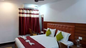 Deluxe dubbelrum - 1 dubbelsäng - utsikt mot staden | 1 sovrum, skrivbord, extrasängar och gratis wi-fi