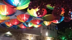 Konaklama yerinin ön cephesi - akşam/gece