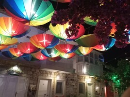 Konaklama yerinin ön cephesi - akşam/gece