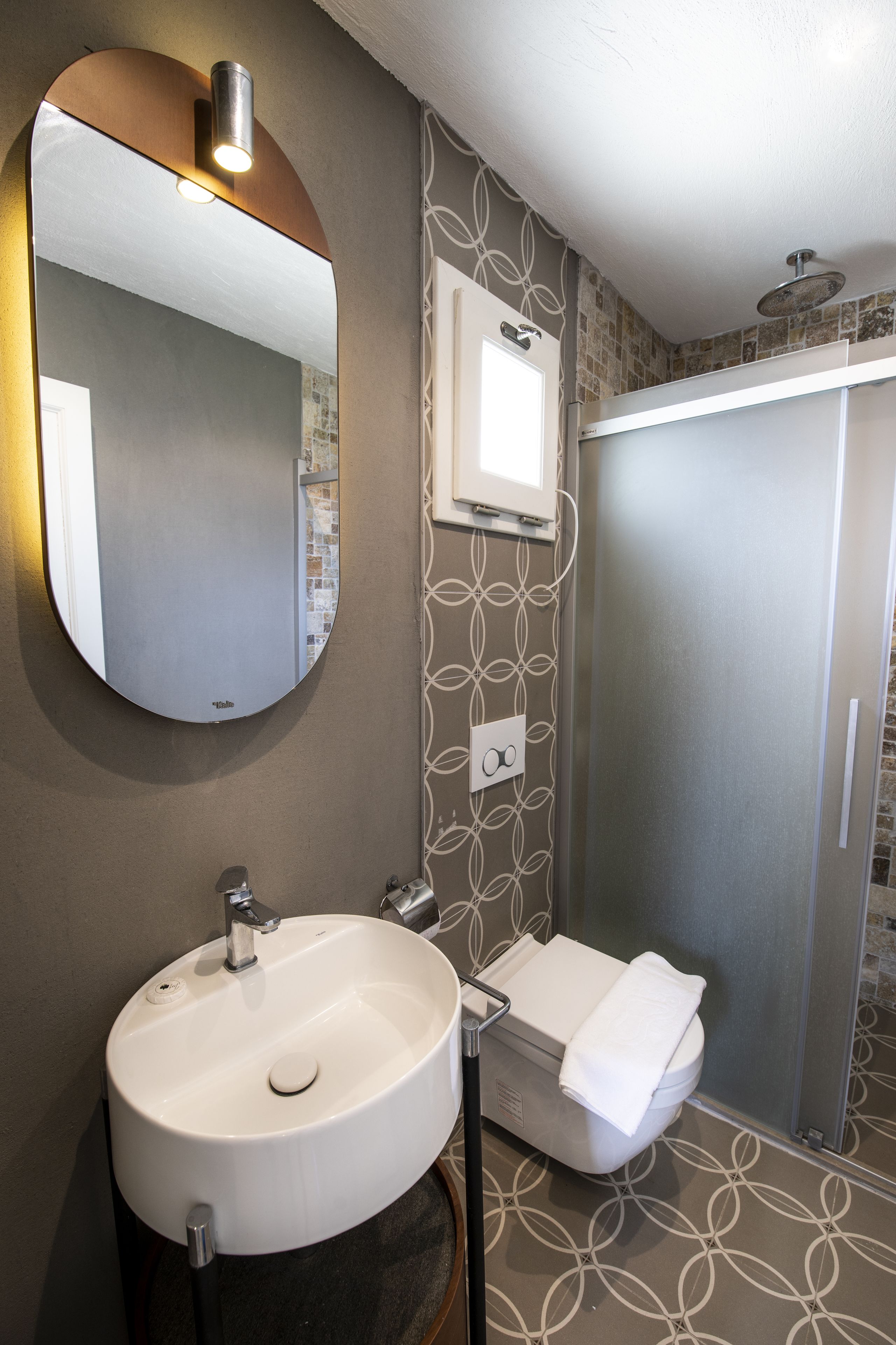 Douche, articles de toilette écologiques, sèche-cheveux, chaussons