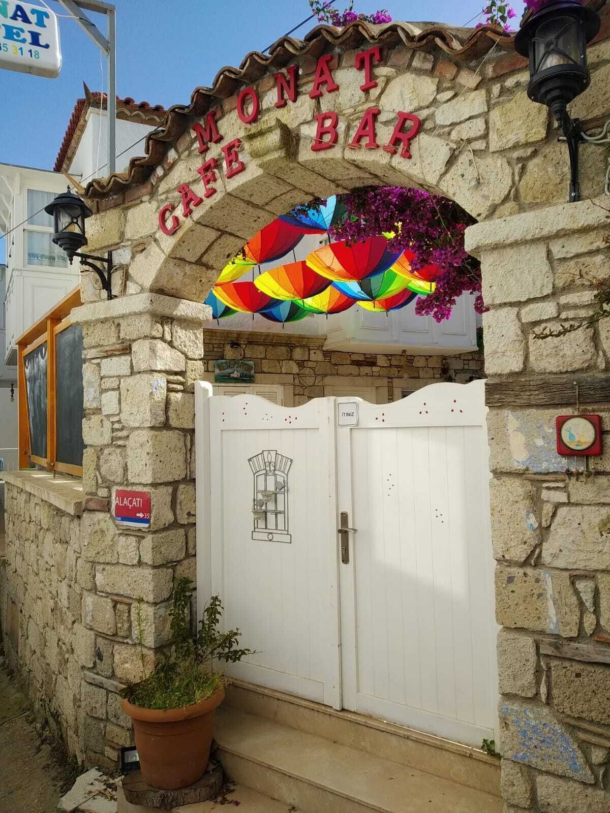Un edificio de piedra con un letrero que dice "MONAT GATE BAR".