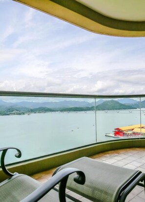 Habitación doble Deluxe, vista al lago | Balcón
