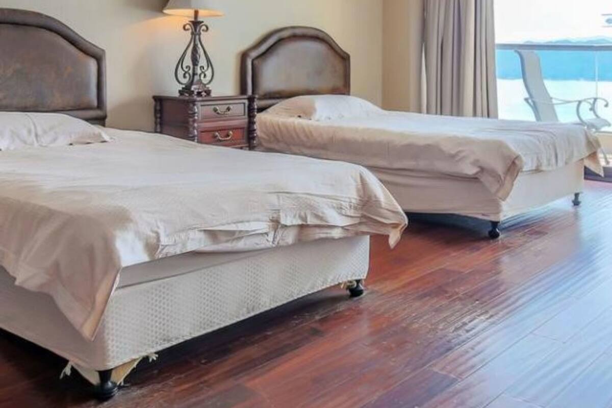Habitación Deluxe con 2 camas individuales, vista al lago | Wifi gratis y ropa de cama