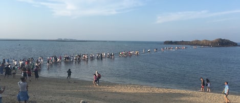 Una playa cerca, arena blanca