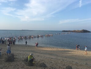 Nära stranden och vit sandstrand