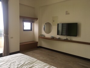 Dubbelrum - 1 queensize-säng - utsikt mot innergården | Mörkläggningsgardiner, gratis wi-fi och sängkläder