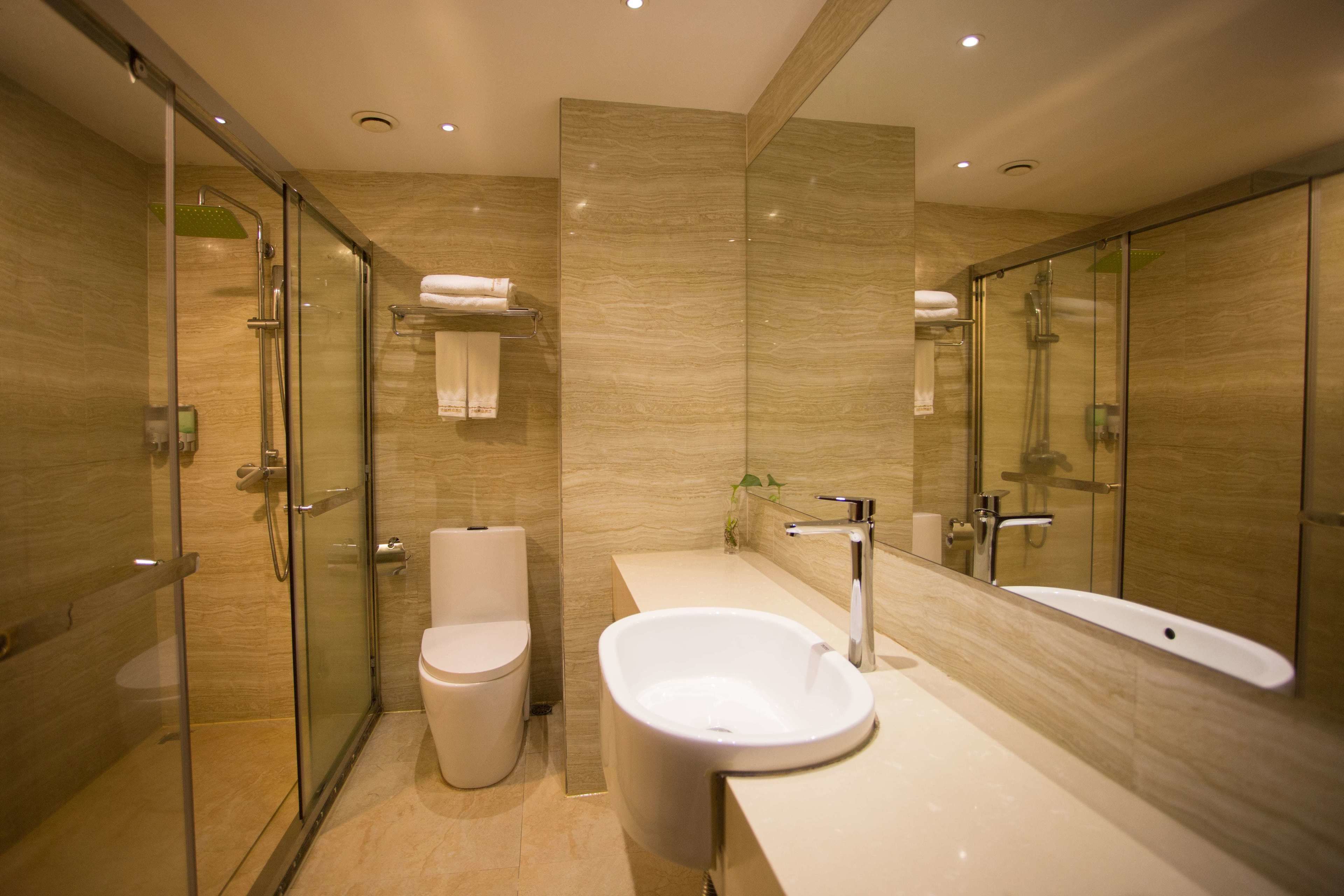 Dusche, Regendusche, kostenlose Toilettenartikel, Haartrockner