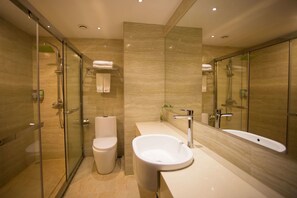 Shower, rainfall showerhead, free toiletries, hair dryer