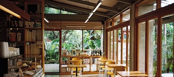 SUNKISS pool.bed.cafe