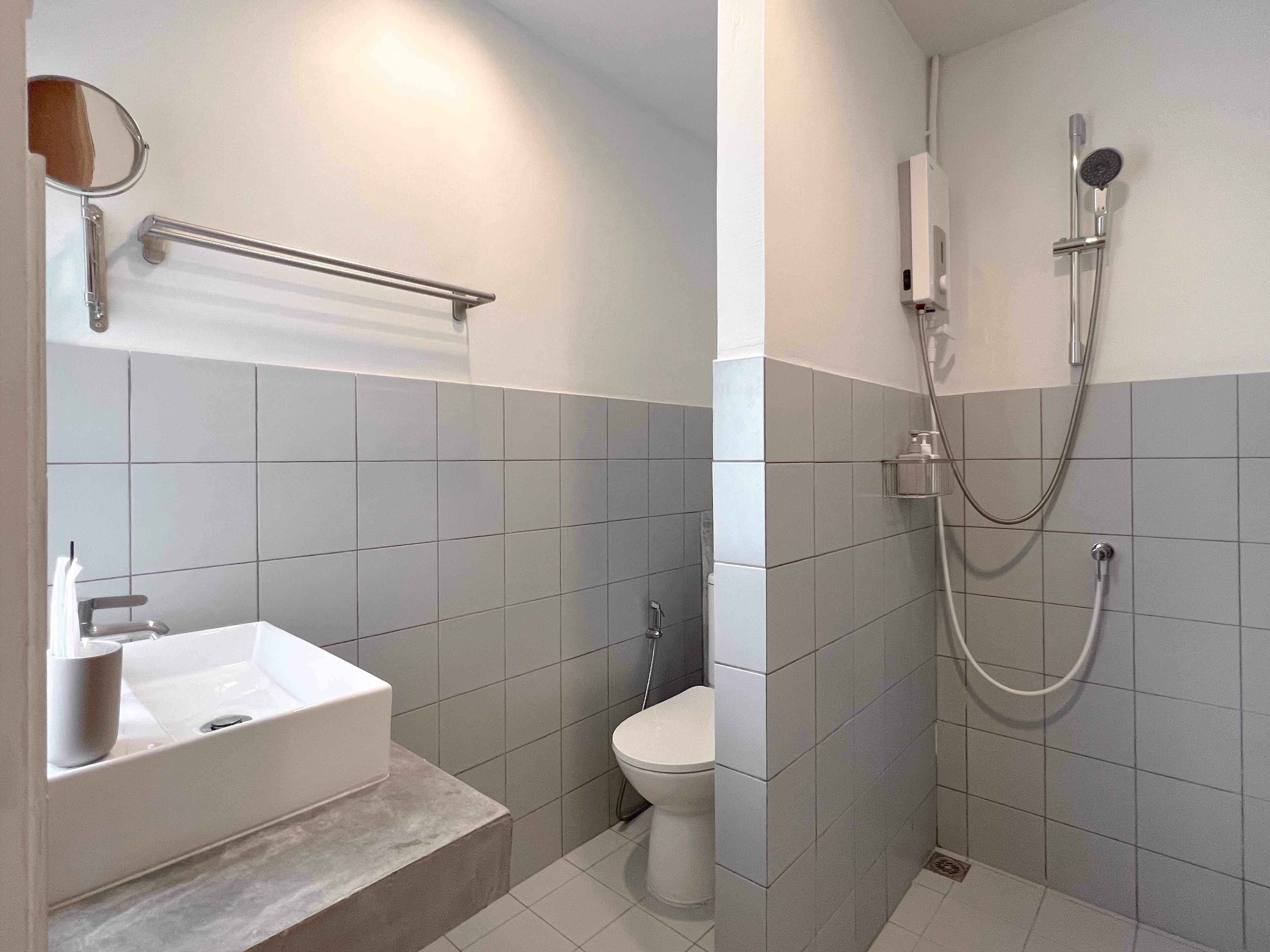 shower, free toiletries, towels