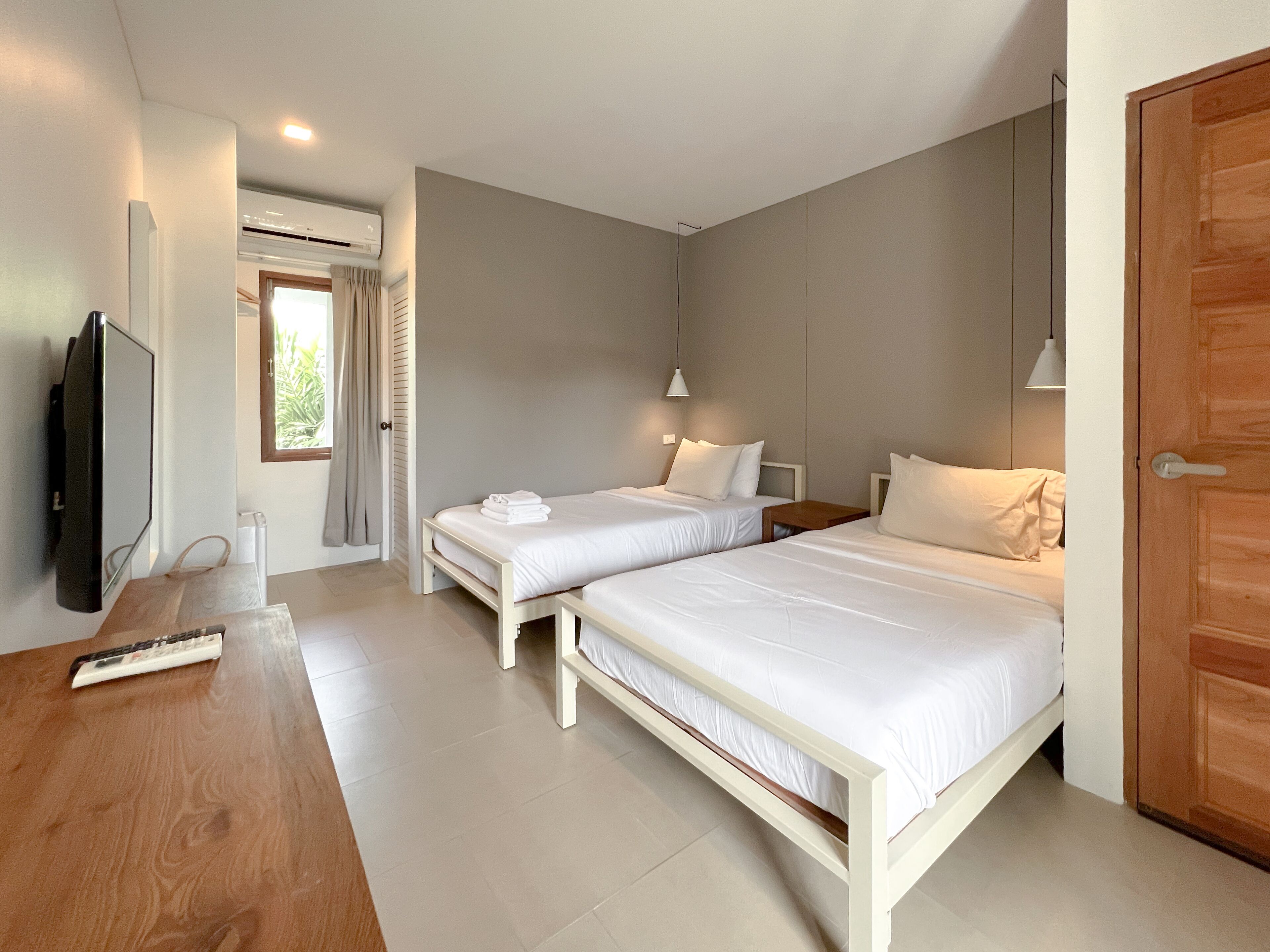 standard twin room | desk, blackout curtains, free wifi, bed sheets