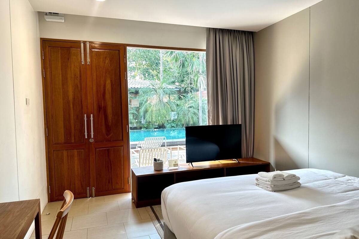Kamar Superior, pemandangan kolam renang | Meja kerja, tirai kedap cahaya, Wi-Fi gratis, dan seprai linen