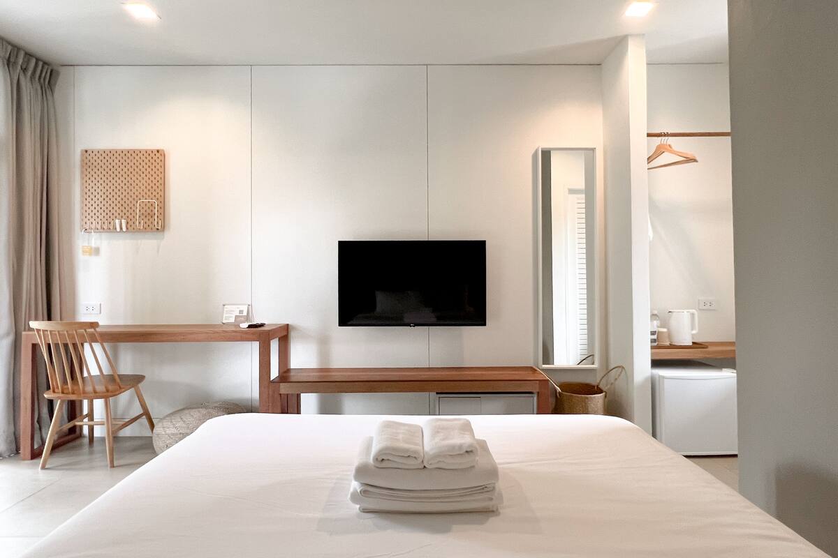 Kamar Double Standar, 1 Tempat Tidur Queen | Meja kerja, tirai kedap cahaya, Wi-Fi gratis, dan seprai linen