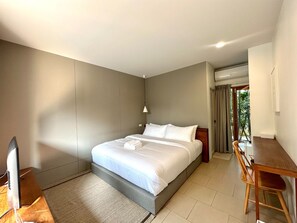 Desk, blackout curtains, free WiFi, bed sheets - SUNKISS pool.bed.cafe (Bangkok)