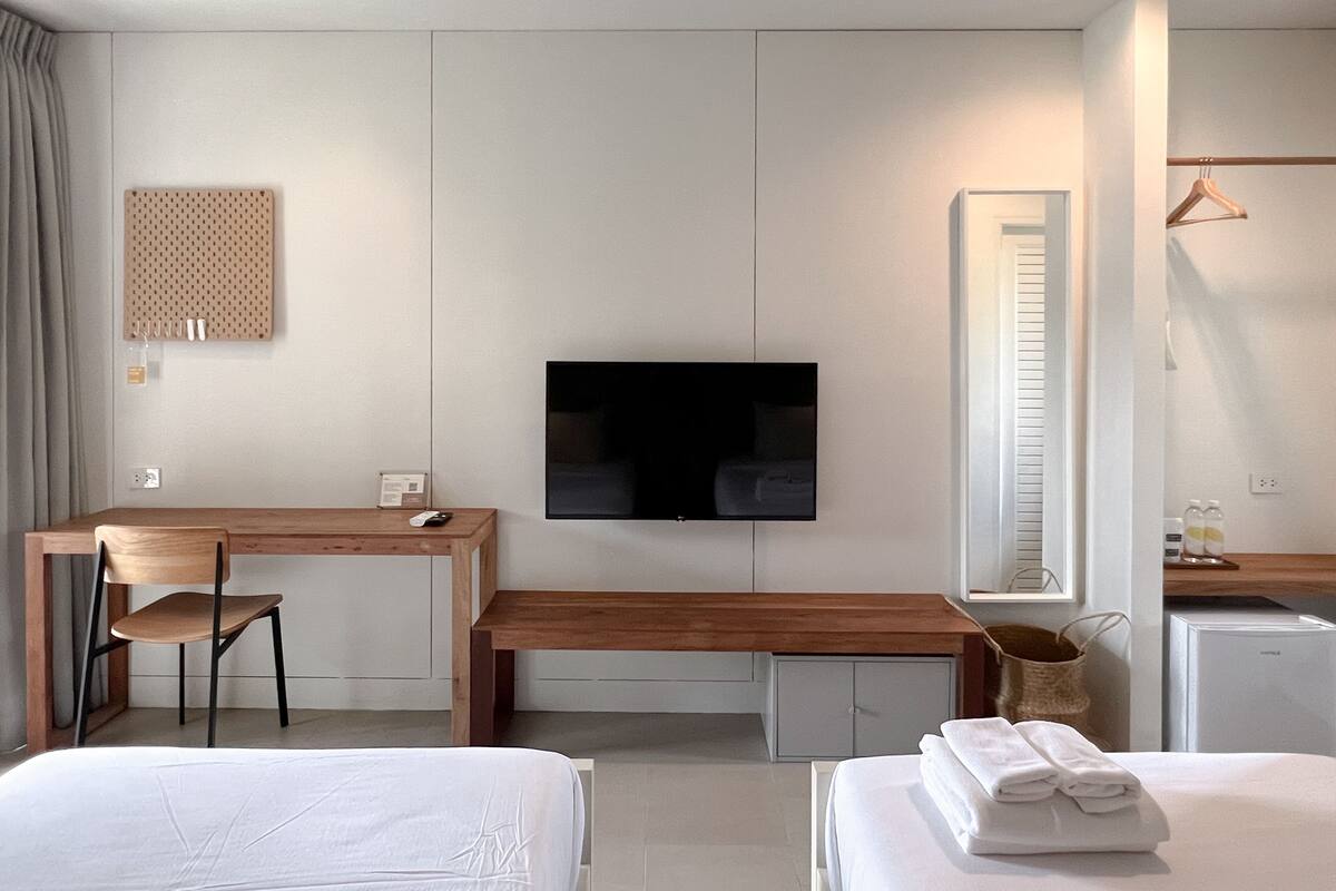 Kamar Twin Standar | Meja kerja, tirai kedap cahaya, Wi-Fi gratis, dan seprai linen