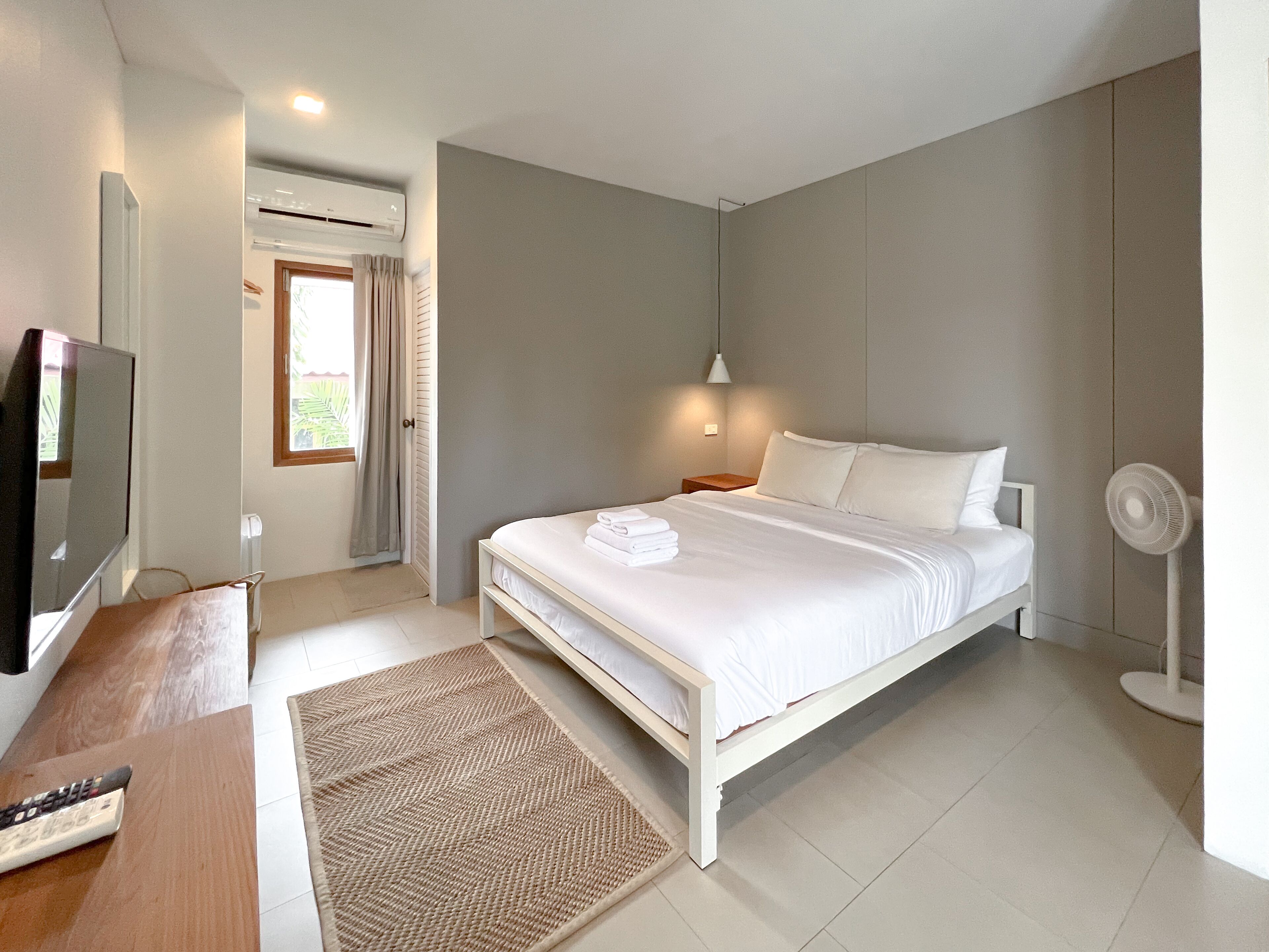 standard double room, 1 queen bed | desk, blackout curtains, free wifi, bed sheets