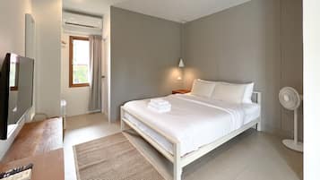 Escritorio, cortinas blackout, wifi gratis y ropa de cama