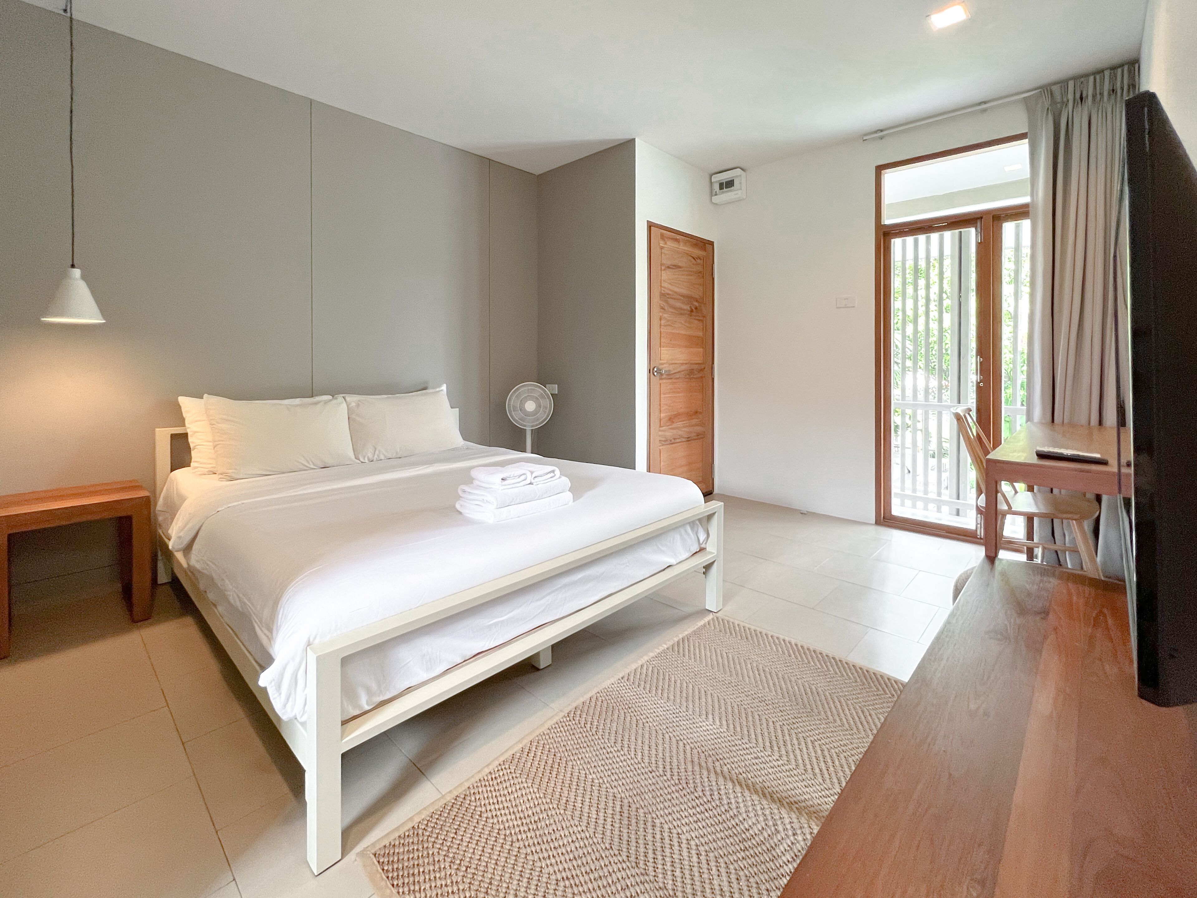 standard double room, 1 queen bed | desk, blackout curtains, free wifi, bed sheets