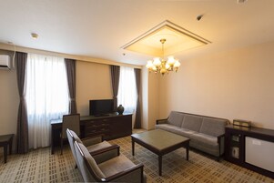 Escritorio, cortinas blackout y tabla de planchar con plancha 