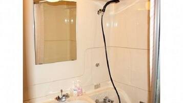 Combined shower/bathtub, deep-soaking bathtub, free toiletries