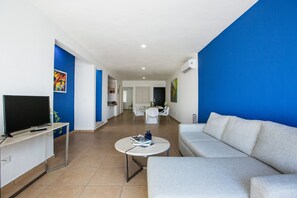 Smart TV, books, printers - Central & Elegant & Huge 2BD Flat | Sleep 6 | Private balcony (Gonzalo Guerrero)