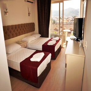 Minibaari, äänieristys, silitysrauta/-lauta, vuodevaatteet