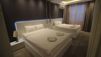 Superior Apartment, 4 Bedrooms, City View | Langsir/tirai gelap terus, kalis bunyi, Wi-fi percuma, cadar katil