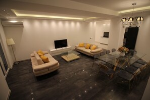 Apartamento superior, 4 habitaciones, vistas a la ciudad | Zona de estar | Una televisión de pantalla plana