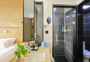 Superior Twin Room | Bathroom