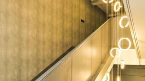 Un escalier moderne avec une finition en bois et une rampe en verre.