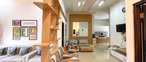 Casa familiar, 3 habitaciones | Sala de estar | Una televisión LCD, un reproductor de DVD