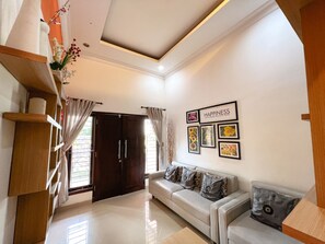 Casa familiar, 3 habitaciones | Sala de estar | Una televisión LCD, un reproductor de DVD