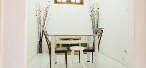 Maison, 5 chambres, vue ville | Restauration dans la chambre