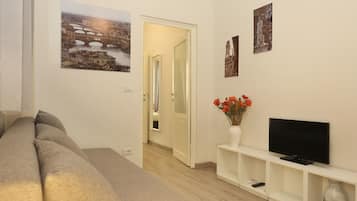 Leilighet, 1 soverom | Oppholdsområde | En 32-tommers Flatskjerm-TV med digitale kanaler samt smart-TV