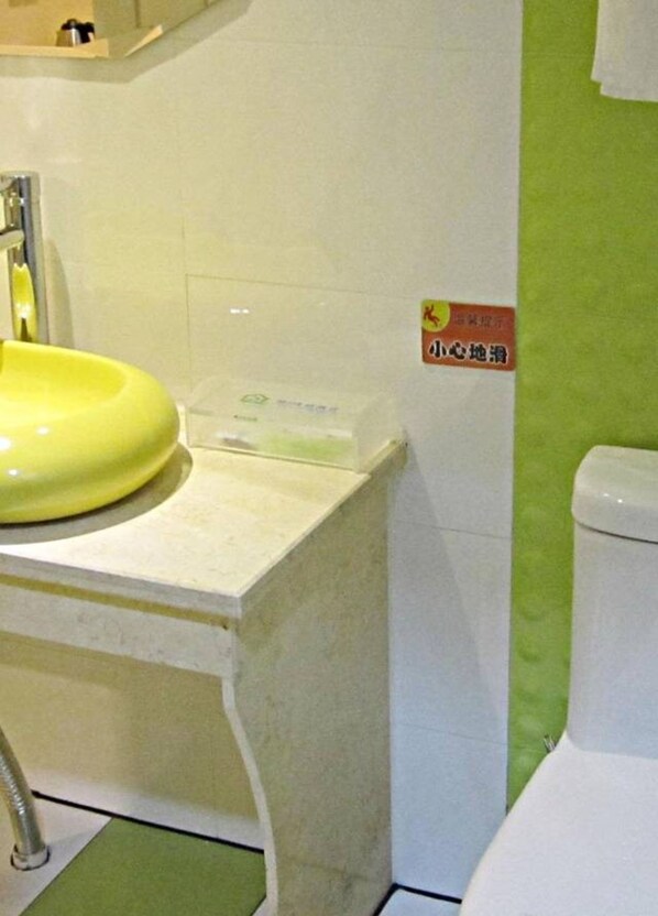 A bathroom with a yellow sink, a white toilet, and a green wall. - Heng 8 Hotel Hangzhou Xiaoshan Airport (Hangzhou)