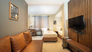 Deluxe Room | Desk, free WiFi
