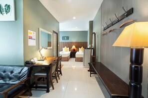 The Palm Suite | Desk, free WiFi - The Palm Hotel (Phutthamonthon)